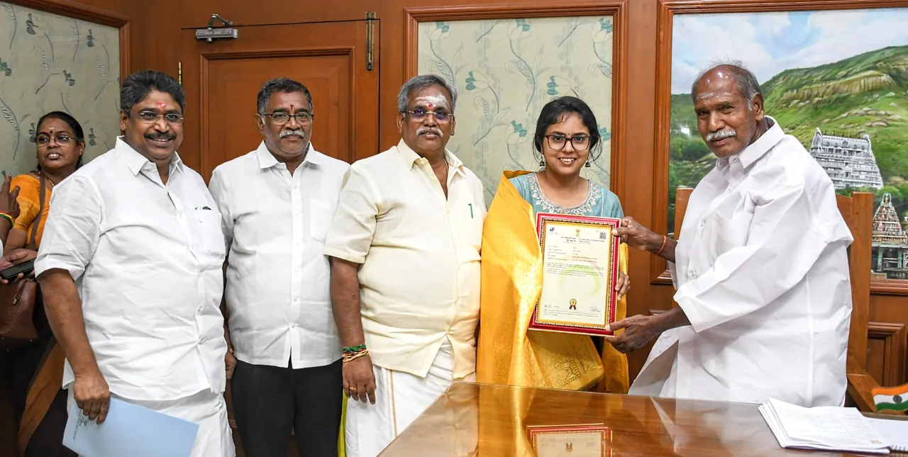 மாதவிடாய் நின்ற பெண்களுக்கு ஒரு புதிய நம்பிக்கை: காரைக்கால் இளம் விஞ்ஞானியின் அசத்தல் கண்டுபிடிப்பு
