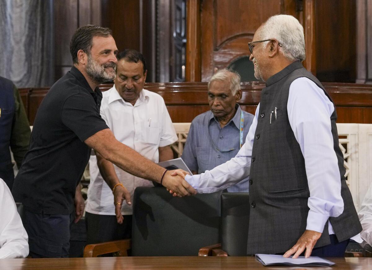 இந்தியா கூட்டணி வேட்பாளர் சுதர்சன் ரெட்டி வேட்புமனு தாக்கல்