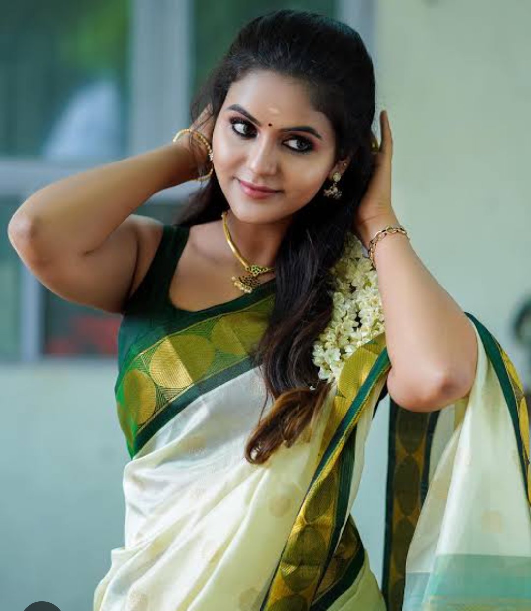 கவர்ச்சியை நம்பும் சீரியல் நடிகைகள் : சின்னத்திரை கிசுகிசு!