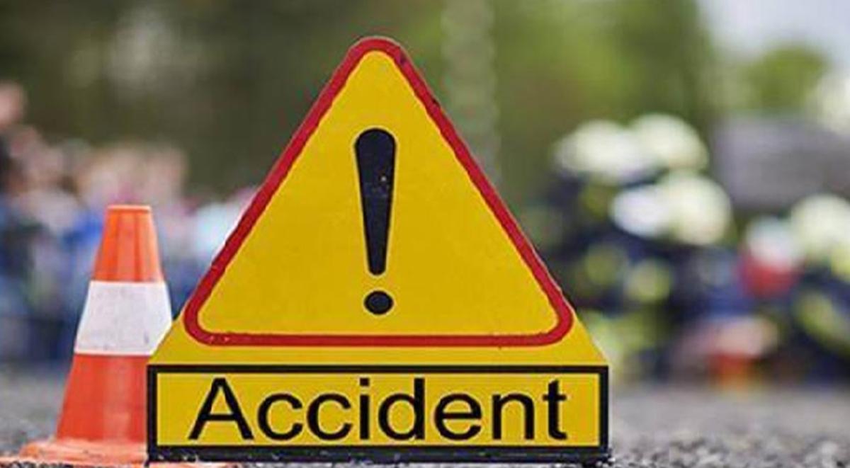 திடீரென பாதை மாறிய டேங்கர் லாரியில் கார் மோதி 3 பேர் பலி