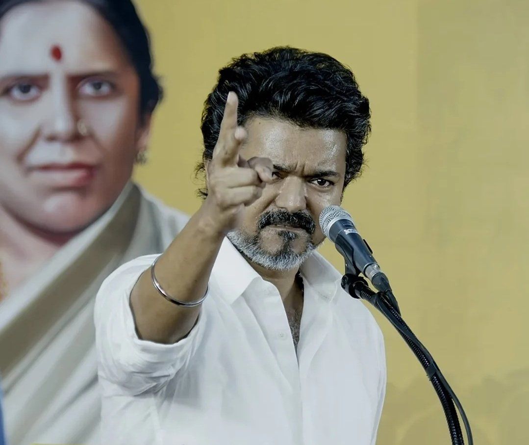 சின்ன வயதில் எம்எல்ஏ பொறுப்பை ஏற்றவர்: செங்கோட்டையன் குறித்து விஜய் வெளியிட்ட வீடியோ!