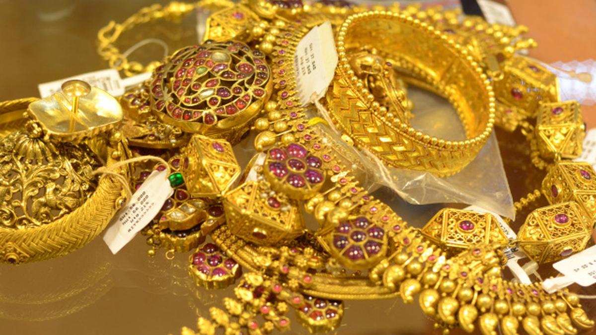 விண்ணை முட்டும் விலை… தங்கம் விலை சவரனுக்கு 880 ரூபாய் அதிகரிப்பு