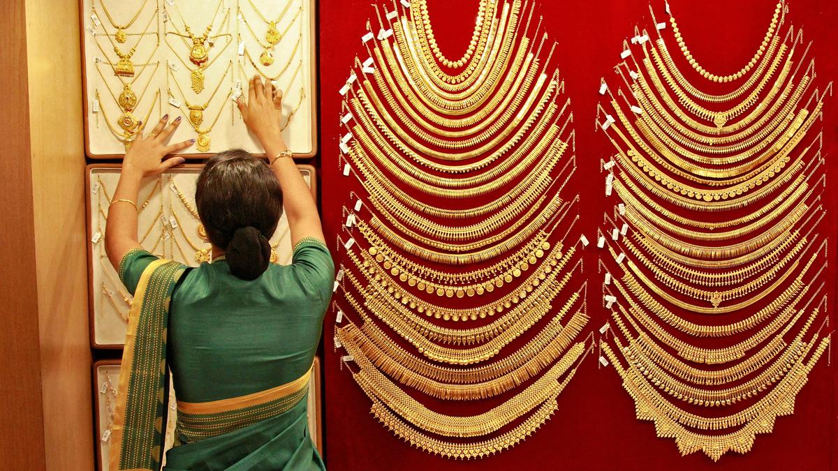 ஒரே நாளில் ரூ.10 ஆயிரம் உயர்வு…தங்கம், வெள்ளி வரலாறு காணாத விலை உயர்வு