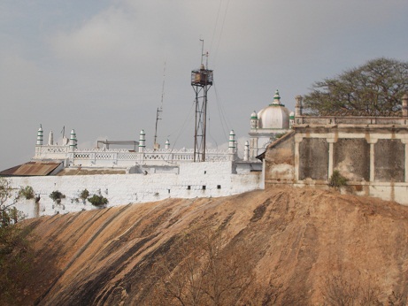 திருப்பரங்குன்றம் தர்ஹாவில் கந்தூரி விழா: தடை விதிக்க உயர்நீதிமன்றம் மறுப்பு