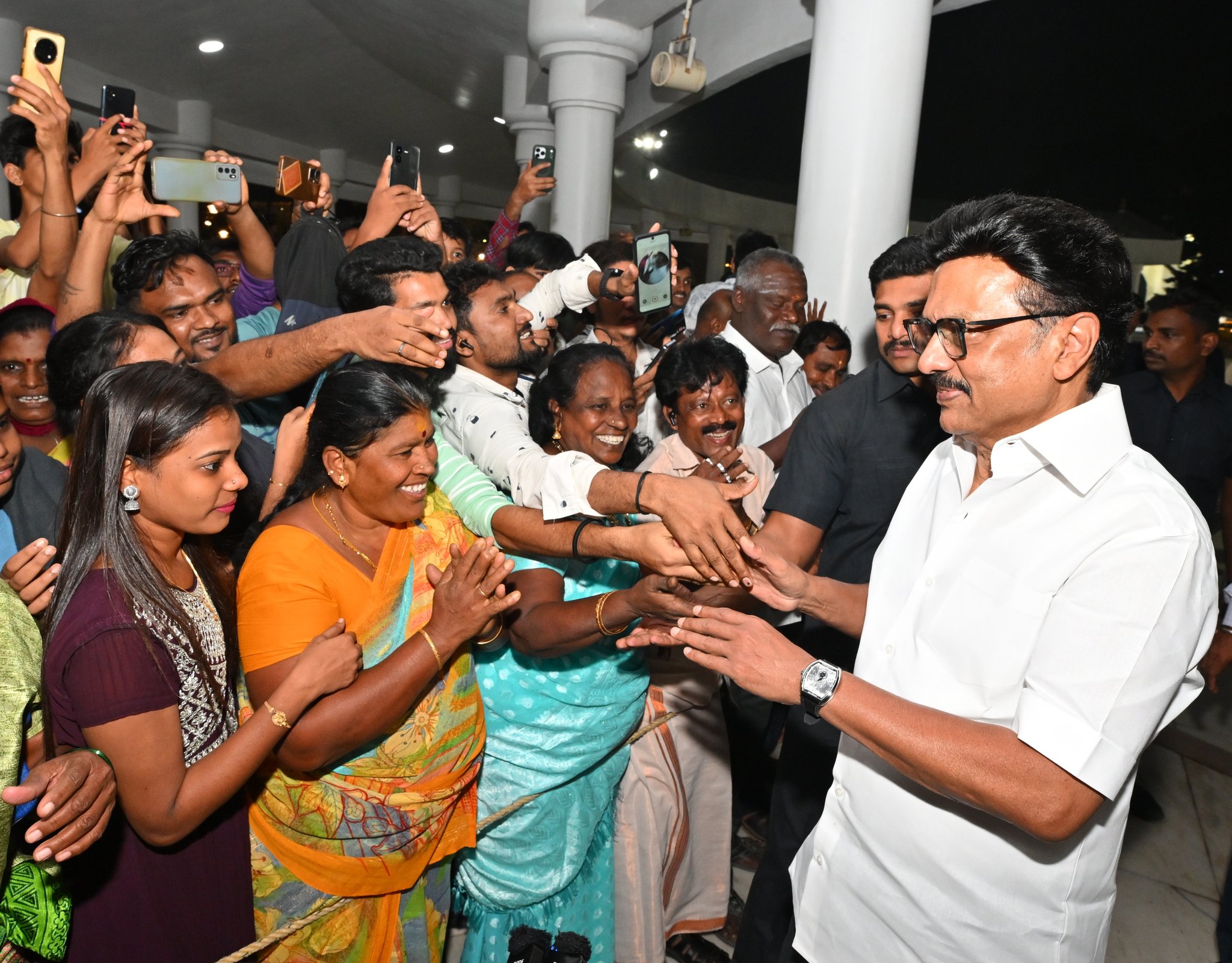 சென்னை மெரினா கடற்கரை அருகில் முதல்வர் திடீர் ஆய்வு : செல்ஃபி எடுத்துக்கொண்ட பொதுமக்கள்