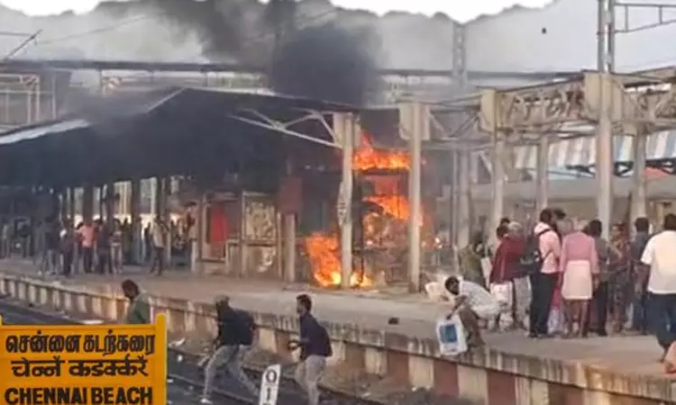 சென்னை புறநகர் ரயில் நிலையத்தில் திடீர் தீ விபத்து : அச்சத்தில் பயணிகள்