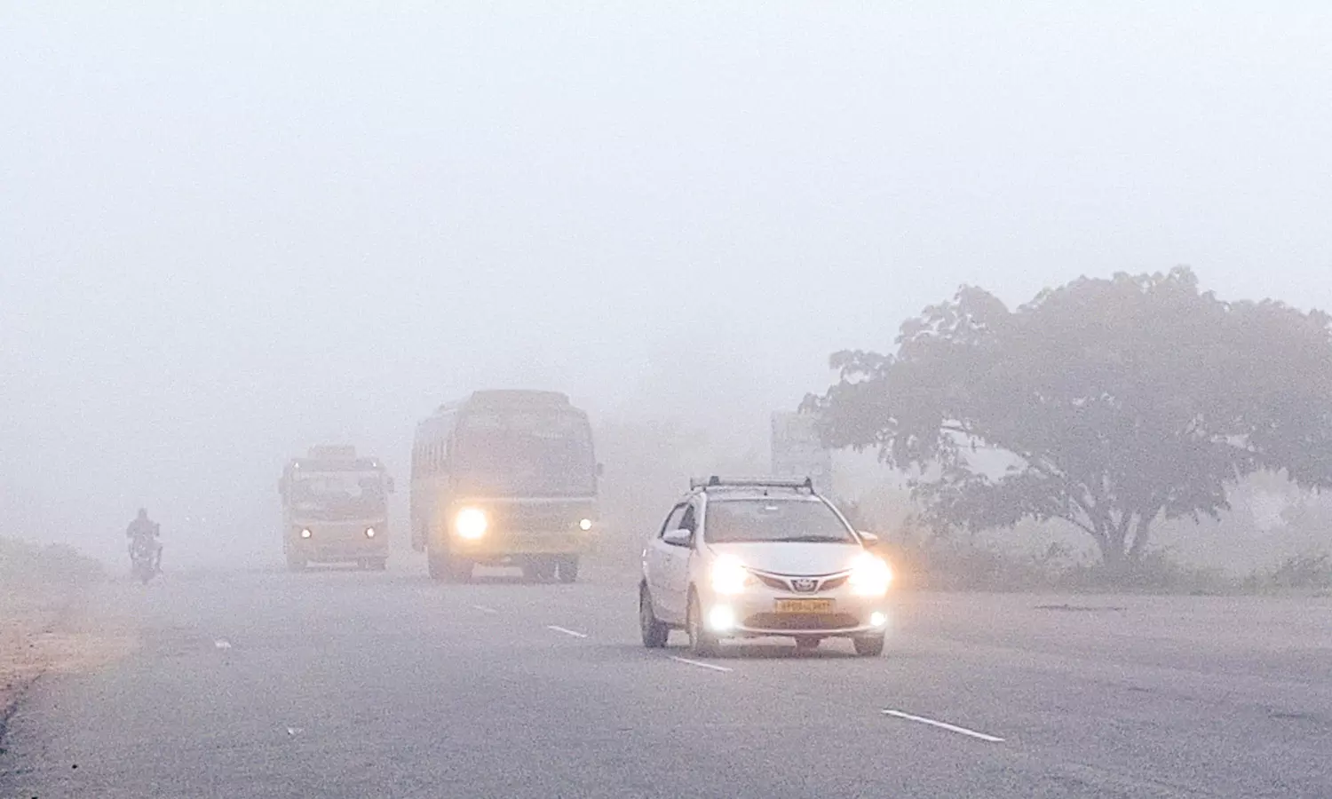 பிப்ரவரி மாதத்தில் பனிமூட்டத்துடன் காணப்படும் தமிழகத்தில் வடமாவட்டங்கள்